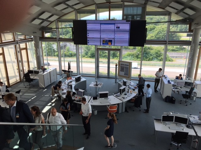 Blick in den Newsroom der Lufthansa während des Besuchs des DPRG-Arbeitskreises